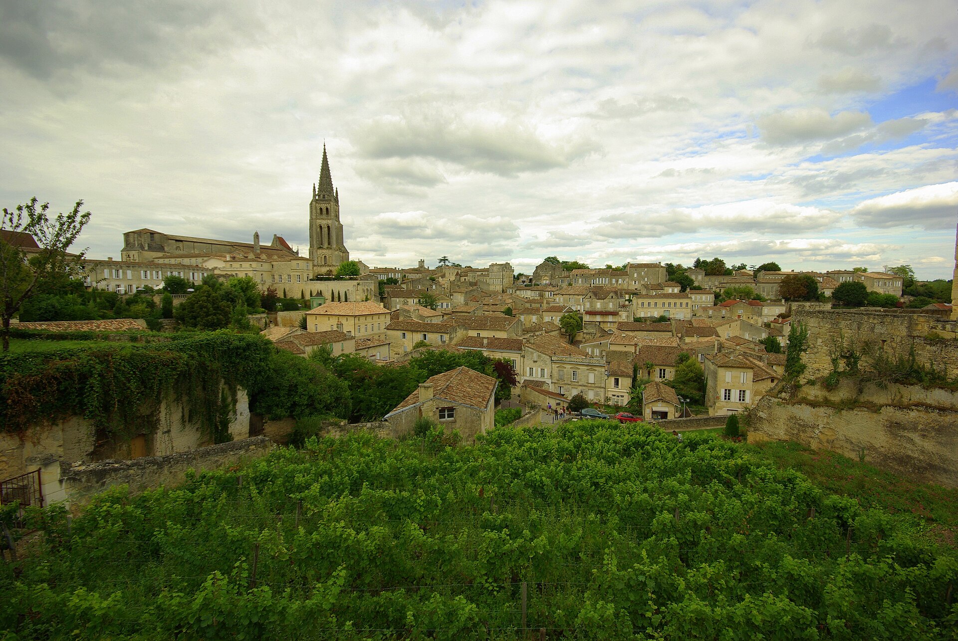 Vinhedos e a vila medieval de Saint-Émilion, em Bordeaux